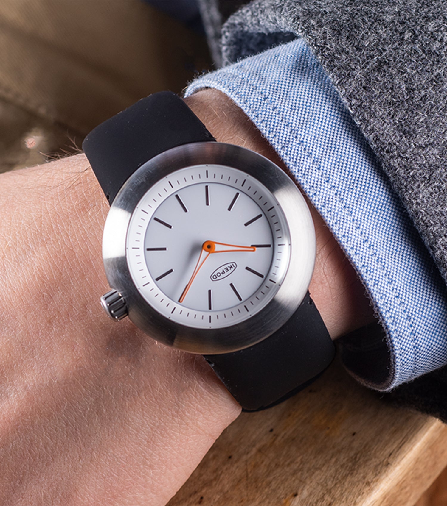 Unisex 42mm quartz design watch